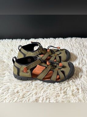 KEEN Big Kids Seacamp II CNX Hiking Sandals Dark Olive Gold Flame Size 5